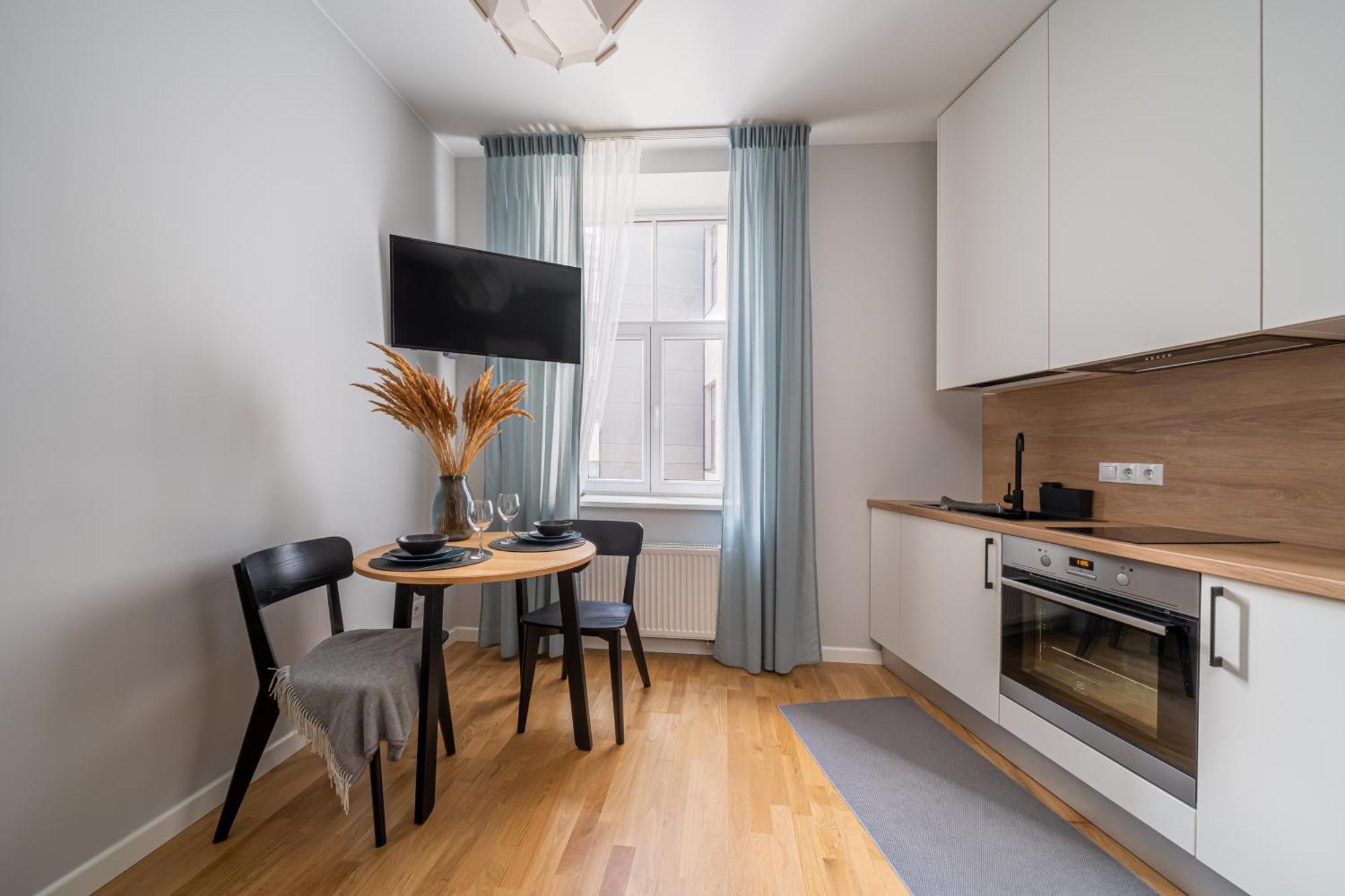 New! Quiet With Elevator, 9 Min Walk To Old Town Apartment *