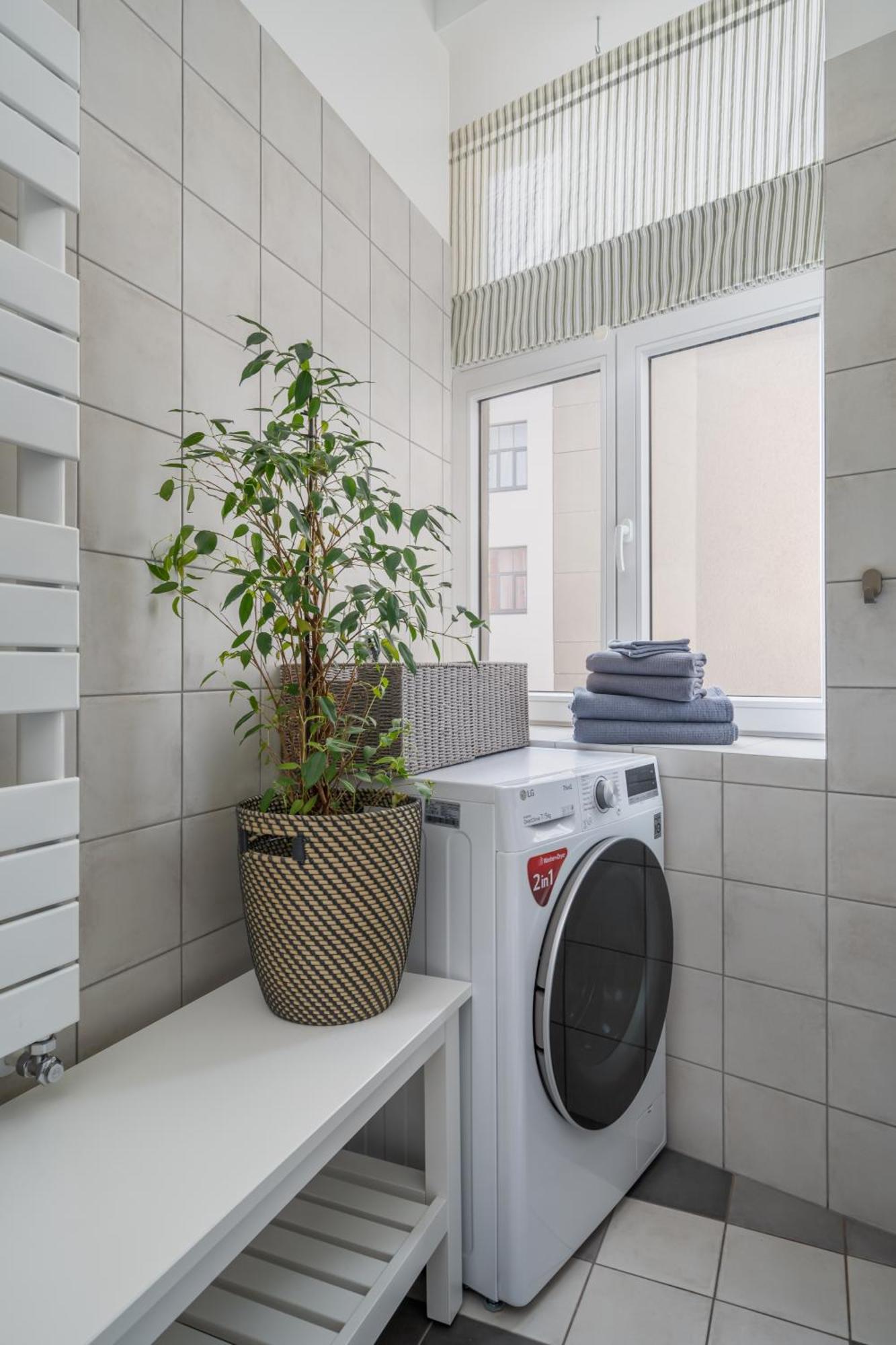 New! Quiet With Elevator, 9 Min Walk To Old Town Apartment *